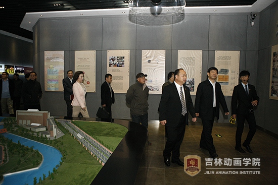 3省政协副主席支建华,省政协副秘书长勾泽川,提案委员会主任肖欣。提案委员会副主任邓友平以及部分省政协委员等同志参观伟德bv国际体育展览馆.JPG