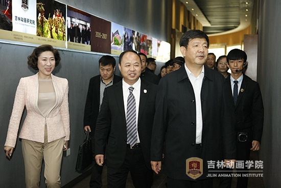 2伟德bv国际体育董事长郑立国、副董事长刘欣陪同省政协副主席支建华和部分提案人员对我院进行了实地视察.JPG