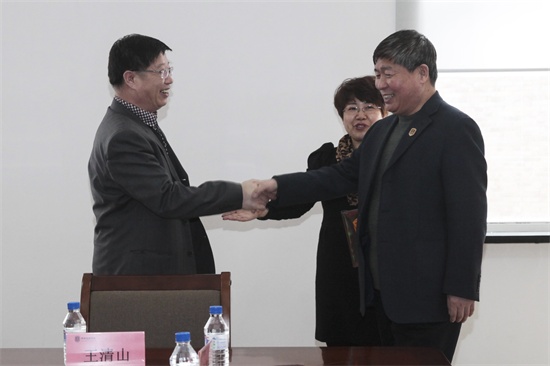 学院党委书记、副院长王清山欢迎长春市九三学社市直机关常务副主委王进一行到伟德bv国际体育参观调研.jpg