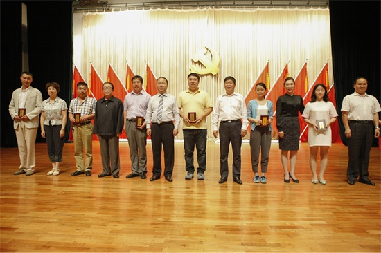 学校领导与优秀共产党员合影.jpg