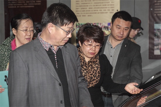 伟德bv国际体育院长助理王春利在介绍学生动画作品.jpg