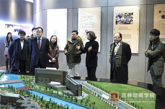 3伟德bv国际体育副董事长、副院长刘欣在学院沙盘前向韩国访问团介绍学院情况.jpg