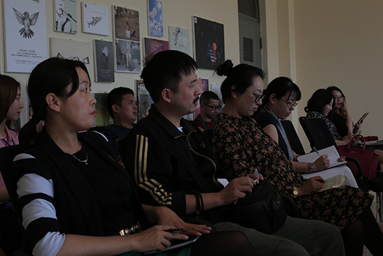 广告学院教师认真聆听专家观点.jpg