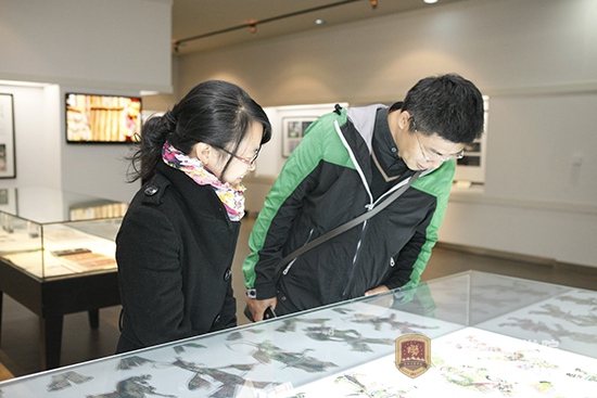 7媒体记者认真参观伟德bv国际体育展品.JPG