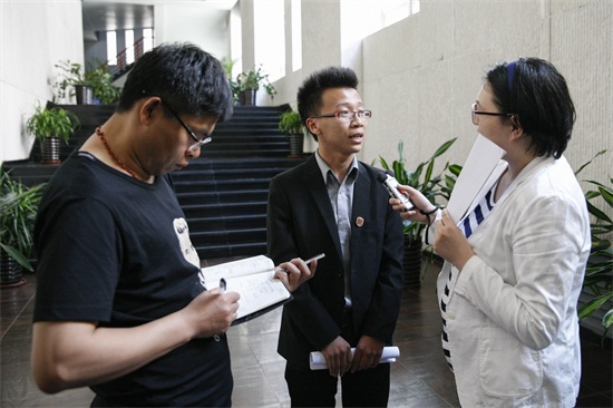 优秀创新创业项目学生代表冯志瑞接受新闻媒体采访.jpg